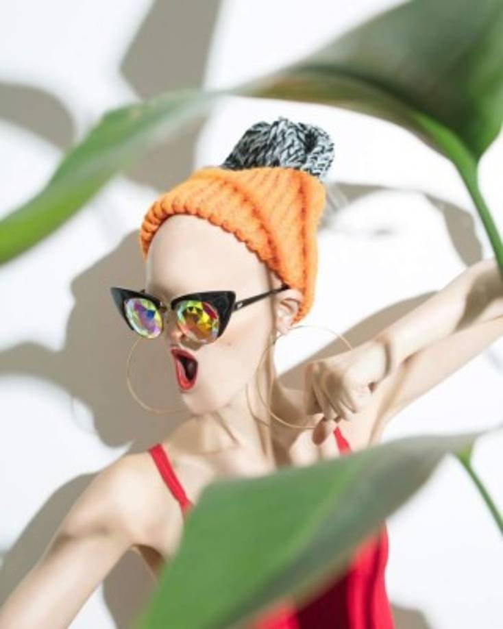 Además de sufrir de displasia ectodérmica, Melanie también tiene el paladar hendido. Su forma de alopecia causa pelos encarnados, y de pequeña, el crecimiento de las pestañas sin control dañó sus córneas y le causó ceguera parcial.