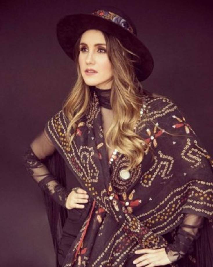 Un dato que pocos conocen es que la cantante tiene parentesco con Frida Kahlo.