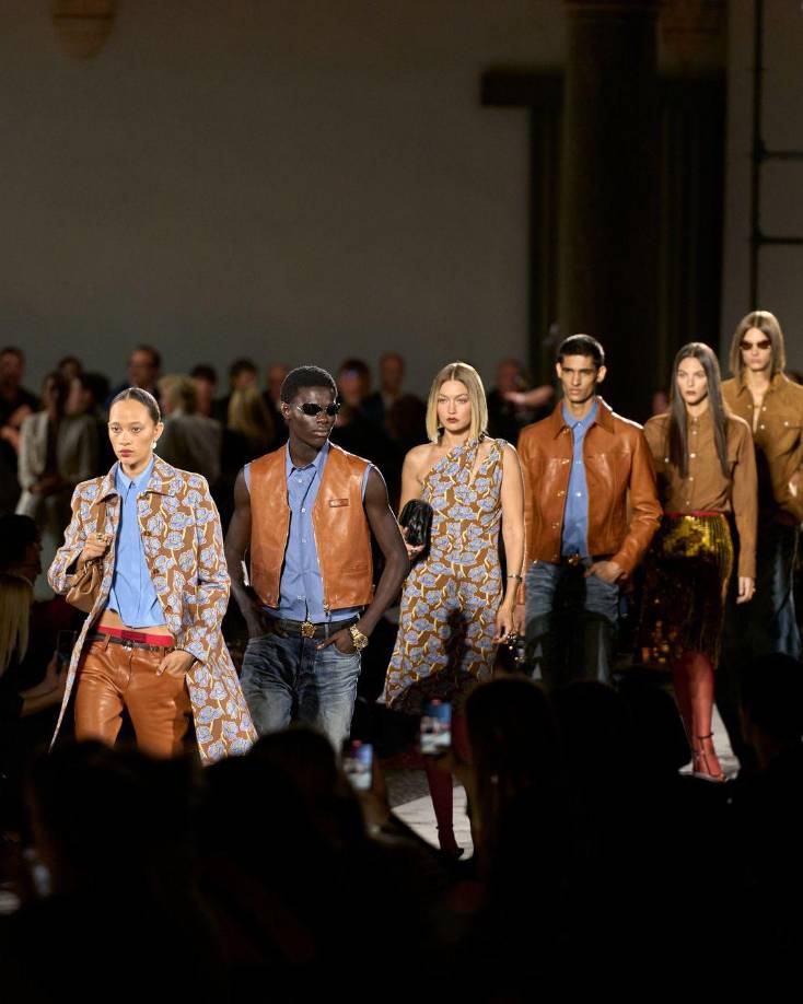 Inspirada en Versus, la primera colección que Donatella Versace presentó en el año de 1997 en su debut como diseñadora, en Milán este septiembre 2024 Donatella lanzó una versión actualizada.Esta colección es demasiado juvenil y sexy para los estándares de Versace, se aprecian combinaciones de vestido lencero y cárdigan, denim y shorts cortos. Destacan los tonos cafés, amarillos y azules pasteles.