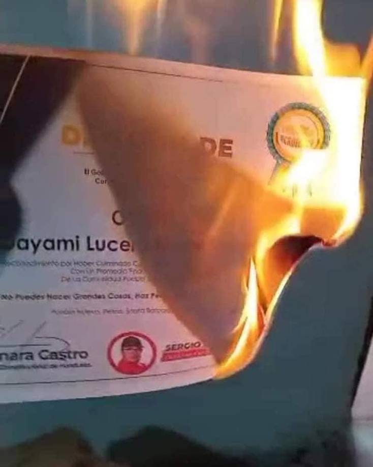 El video del momento en que el padre quema el diploma se ha viralizado en redes sociales, generando un amplio debate.