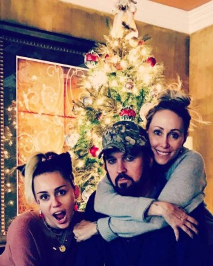 Miley Cyrus compartió esta fotografía de su madre y padre.