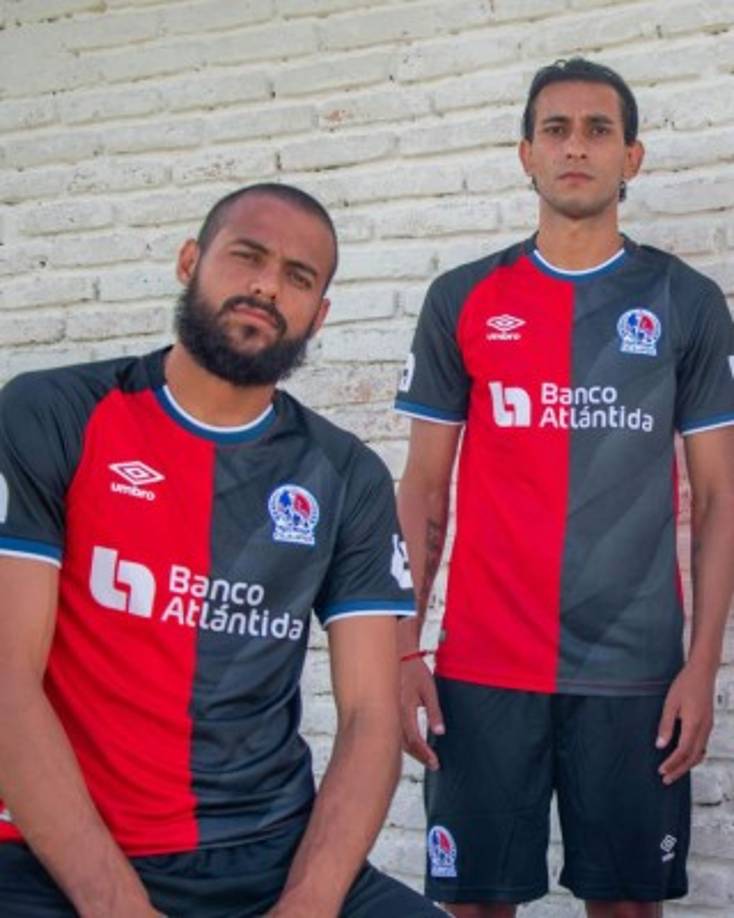 Erick Mejívar y Cristian Maidana luciendo la sorprendente tercera equipación del Olimpia.