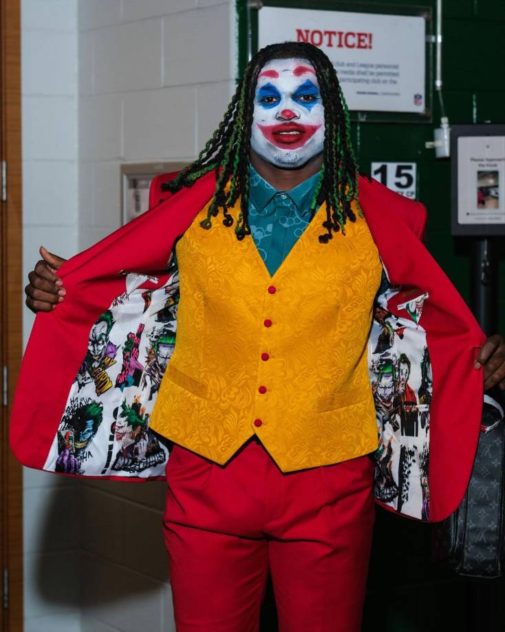 Quincy Williams, linebacker en New York Jets, llegó disfrazado del Joker.