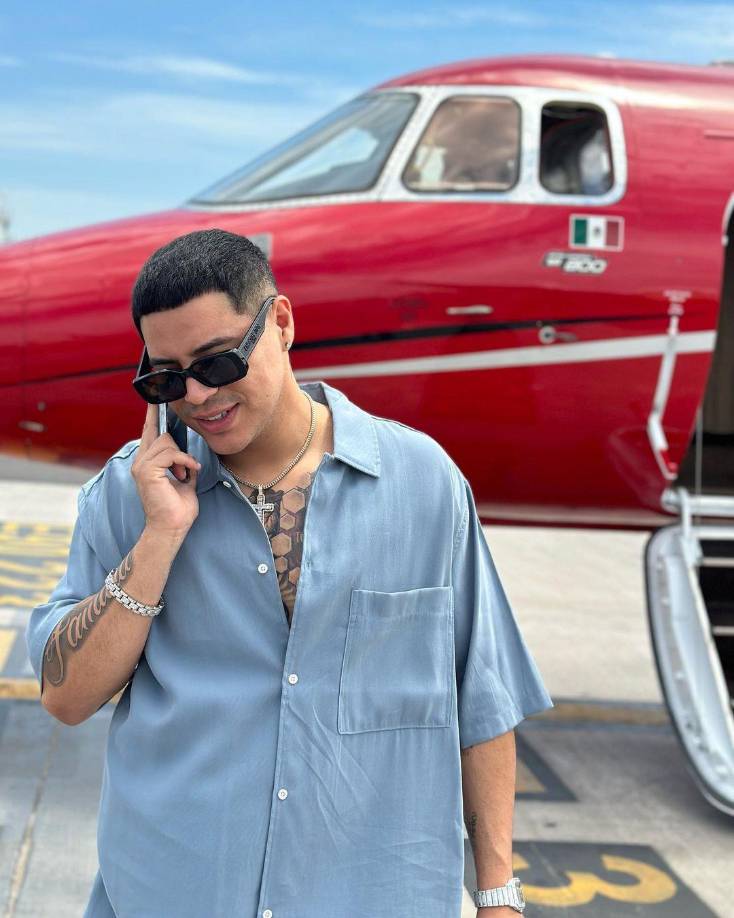 Antes de conseguir la fama, Eduin tuvo diversos trabajos, pues no daba para sustentar a su familia. Contó que trabajó vendiendo ropa en el mercado, donde duró aproximadamente un mes en este trabajo, pero decidió luchar por su sueño de ser músico y decidió invertirle más tiempo a ello.