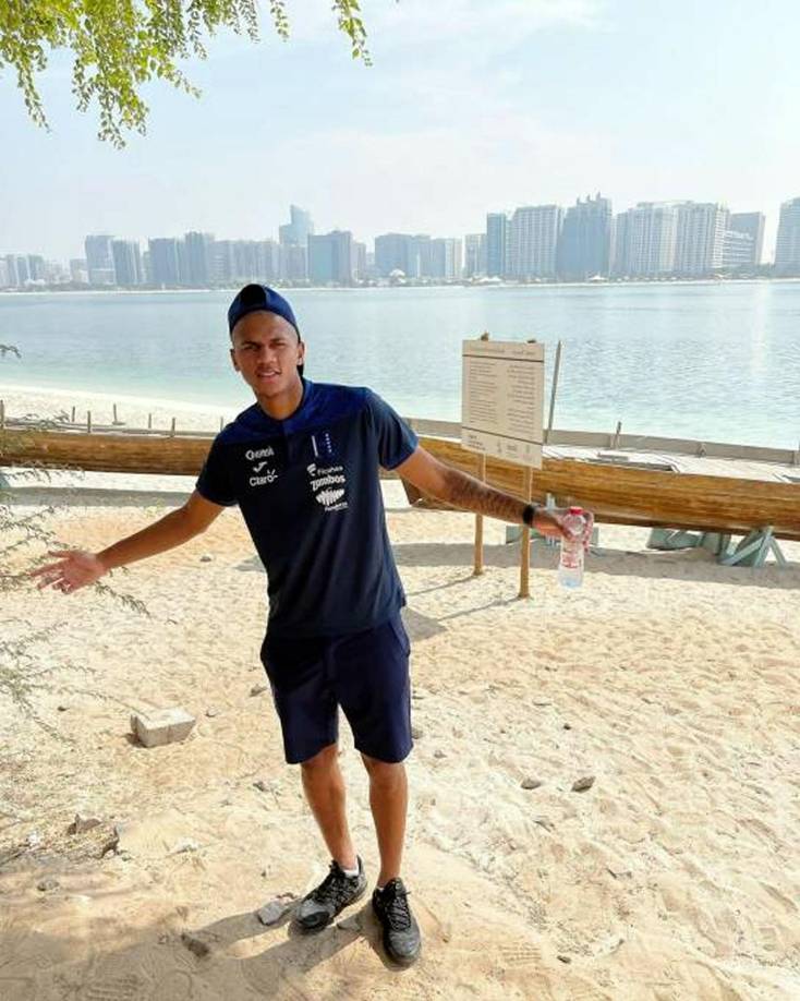 Otro que aprovechó la visita a Abu Dabi fue el jugador de la UPN, Jack Jean-Baptiste, quien disfrutó de la playa de esta ciudad.