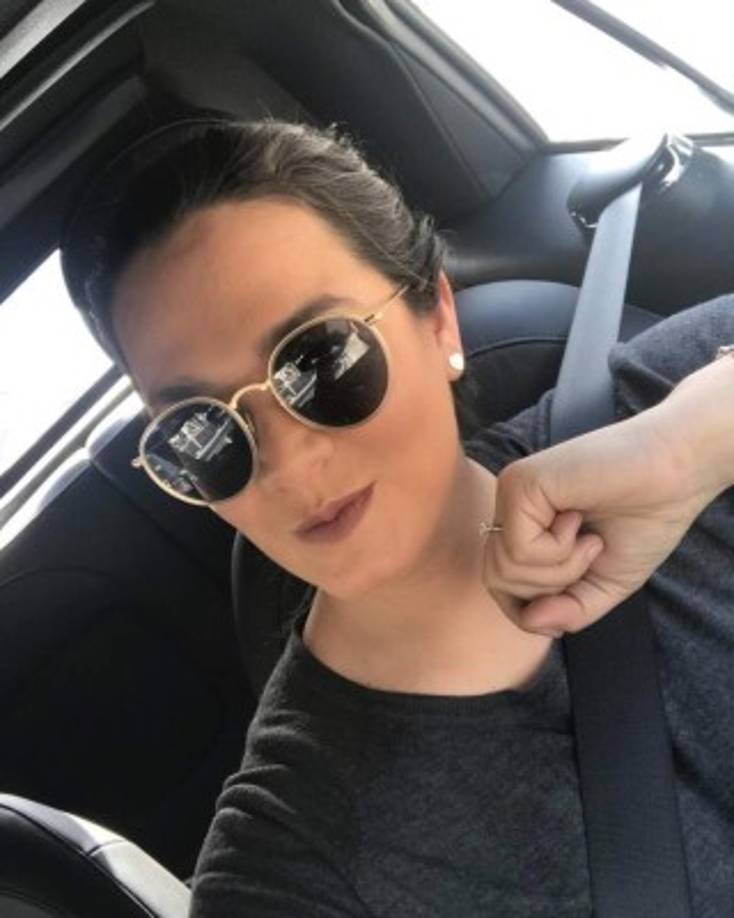 Carmen luciendo su anillo.