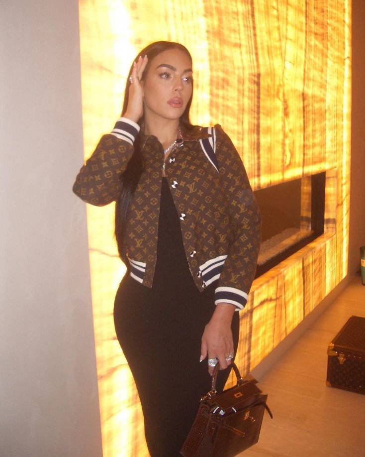 Ahora, medios españoles han sacado a la luz algunos de los gestos que protagoniza en su serie y por la que está recibiendo numerosas críticas.