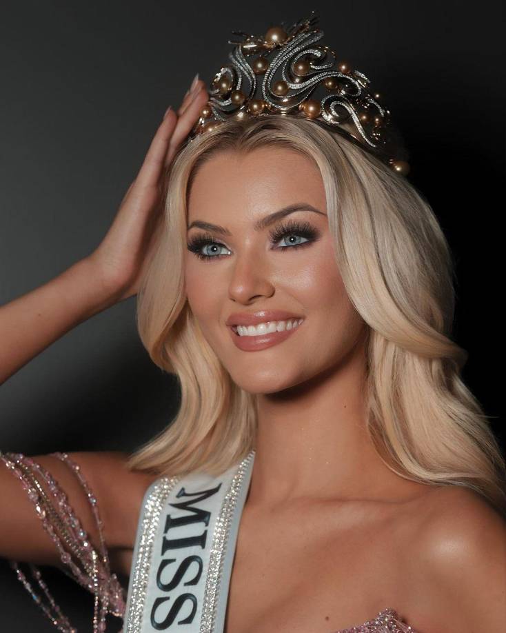 Y la corona como reina global, Miss Universo 2024, recayó en&lt; Victoria Kjaer (Miss Dinamarca)Perfil: Victoria Kjaer, de 26 años, es una modelo y activista danesa. Con una licenciatura en Ciencias Políticas, ha trabajado en proyectos de sostenibilidad y derechos humanos. 