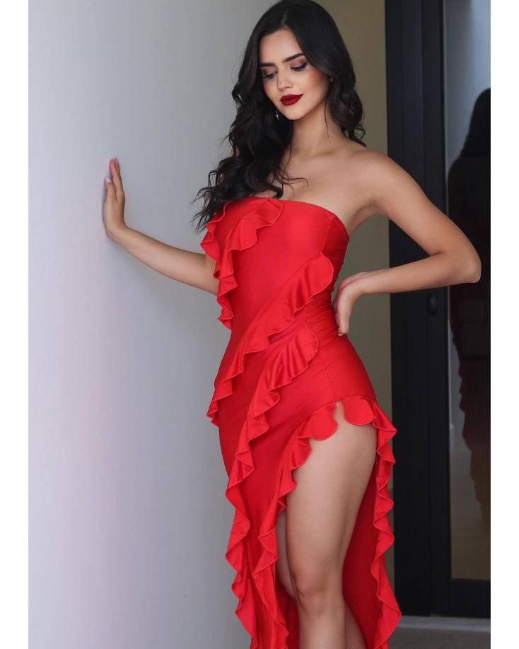 En septiembre del año pasado, Zu publicó un carrusel de fotos luciendo este increpible atuendo en color rojo. Al parecer este es uno de sus colores favoritos para vestir, ya que frecuentemente se le ve usándolo en diferentes ocasiones y nunca decepciona. 