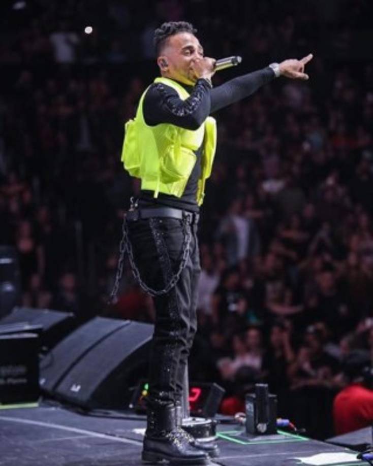 Y aunque él no se ha pronunciado sobre el asunto, sus fans tienen toda una 'batalla' en los comentarios de sus nuevas fotos. Algunos defendiéndolo y otros criticándolo.