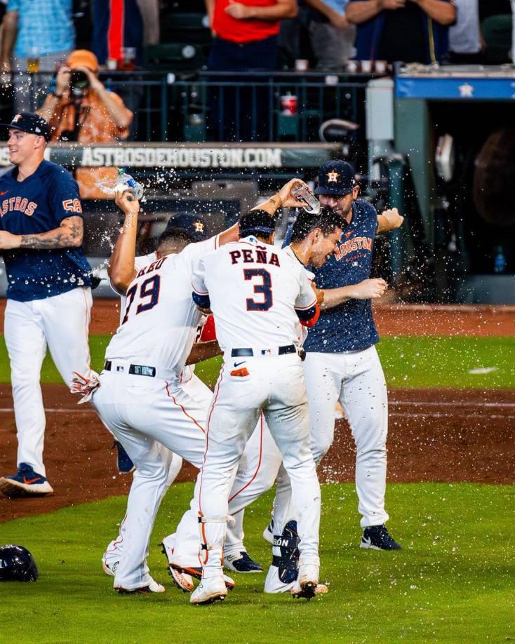 Las mejores postales de los festejos de Dubón junto a sus compañeros en los Astros de Houston. 