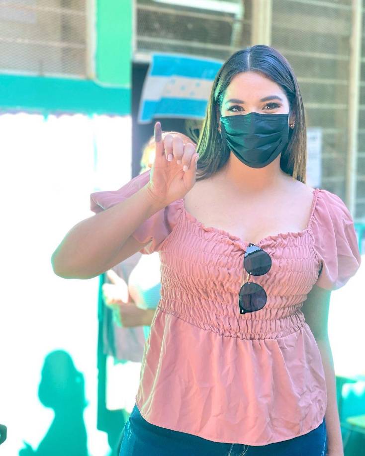 Carolina Lanza es una de las presentadoras que ha dado cobertura a las Elecciones Honduras 2021. “Alguien luchó por tu derecho al voto. Úsalo”. 