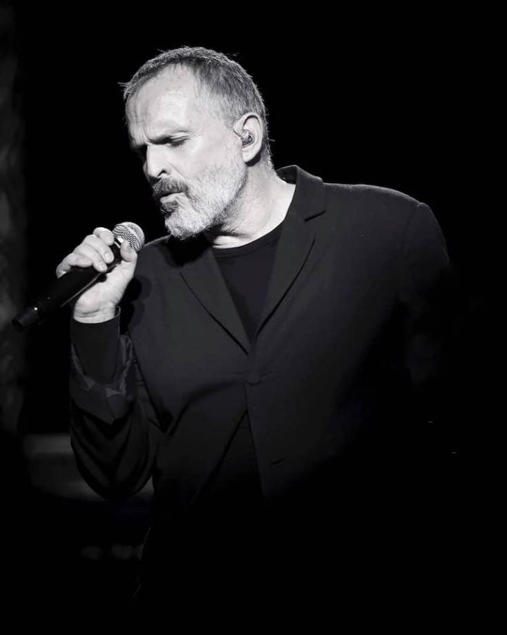 Un mes antes, el 18 de octubre, insinuó que algo grande estaba por venir al publicar un video en su cuenta de Instagram con su clásico “Bandido” como banda sonora. “Fantástico. Estamos todos felices y va a ser un honor”, dijo al final del clip, que incluía un collage de imágenes del artista sonriente, posando en una sesión de fotos, y cantando en vivo en pasados conciertos multitudinarios.