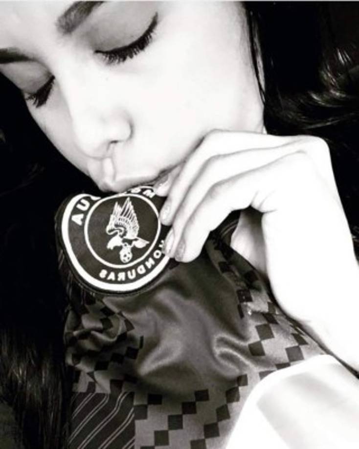 La bella chica es declarada aficionada del Motagua y ahora está feliz jugando para el equipo femenino del Ciclón Azul.