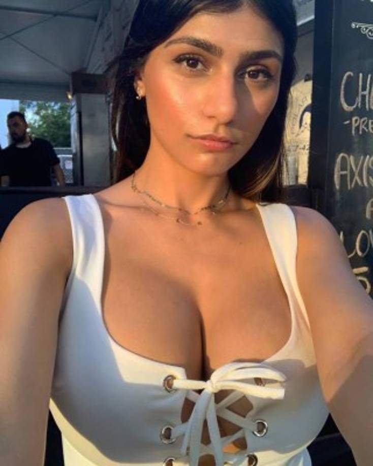 Algunos datos poco conocidos de Mia Khalifa <br/><br/>Tiene tatuados los primeros versos del himno nacional libanés: كلنـا للوطـن للعـلى للعـلم (¡Todos nosotros! ¡Por nuestra patria, por nuestra bandera y por la gloria!).