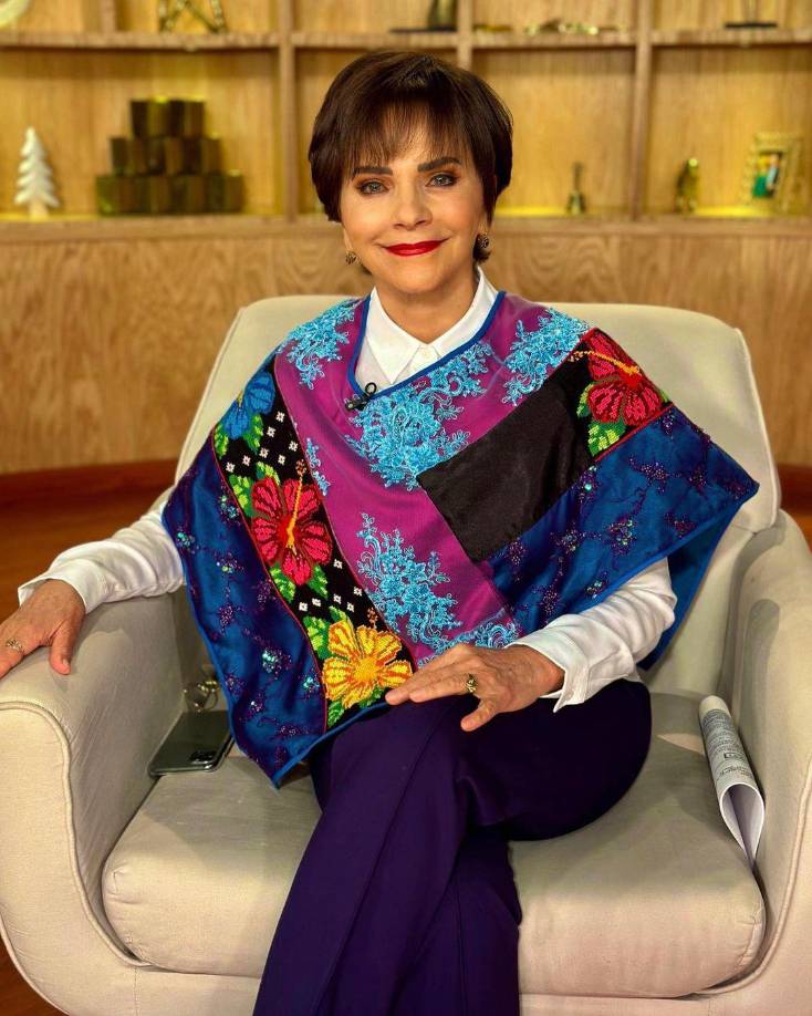 Pati le respondió molesta en su show: “Yo no te la voy a solicitar tampoco jovencita, porque por un lado tienes una fundación en favor del planeta y creo que es lamentable que una figura de tu estatura con una botella de alcohol estés incitando a las jóvenes a tomar”. 