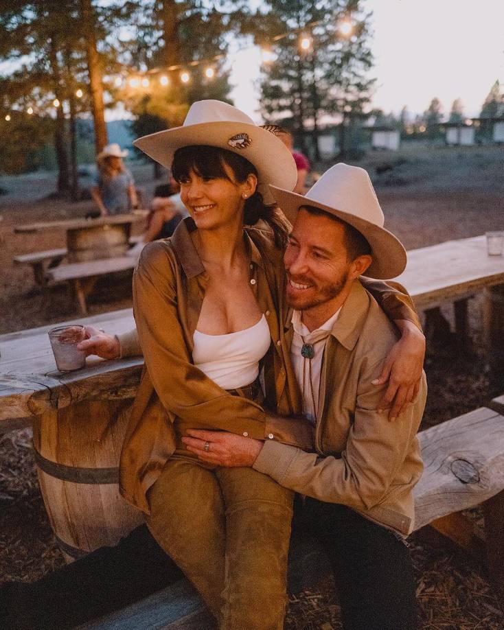 Así que White decidió proponerle matrimonio en una semana por lo demás normal de finales de octubre. Lo tenía todo organizado: la fecha, el lugar (el restaurante The Golden Swan en la ciudad de Nueva York), las flores, un fotógrafo. Durante semanas, movió el futuro anillo de cinco quilates de Lorraine Schwartz de Nina por toda la casa para que no lo encontrara: primero en la caja fuerte, luego en el cajón de los calcetines y, finalmente, en el fondo del cobertizo de herramientas.