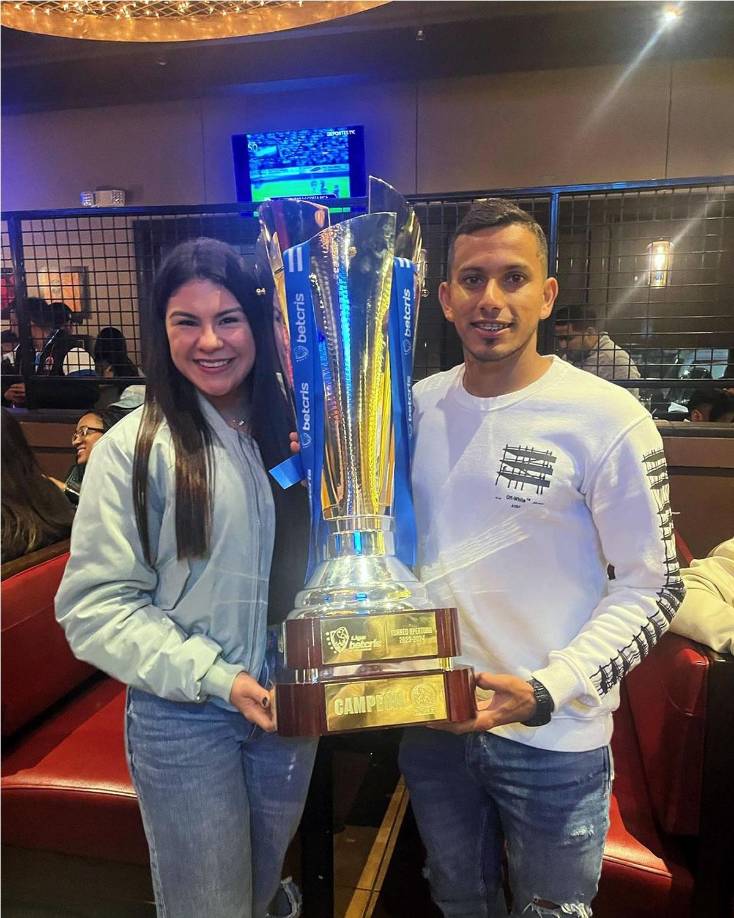 Edwin Rodríguez y Vanessa Hernández también celebraron con la Copa 37 del Olimpia.