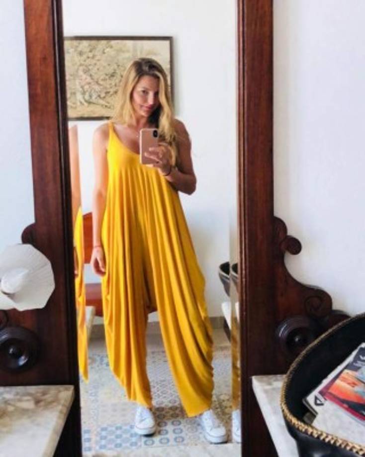 “Acéptate tal como eres, modifica lo que te incomoda, si quieres puedes, te toca trabajar duro. Mientras mas fuerte te haces más pruebas te tocan ÁMATE gracias Dios por tanto“. escribió la venezolana junto a la foto donde aparece con jumpsuit amarillo.<br/><br/>su atuendo de inmediato desató las críticas se desataron de algunos usuarios tildándola de 'ridícula' y otros preguntándoles que si trataba de esconder un ambarazo.<br/>