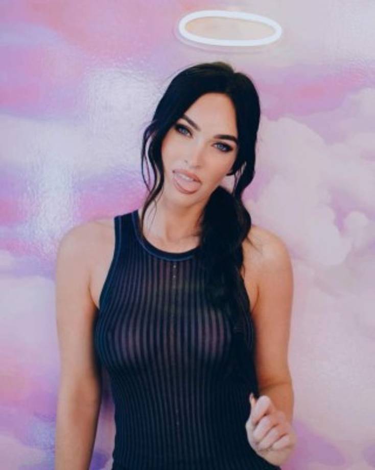 Ahora es la actriz Megan Fox quien se une a la tendencia. A través de su cuenta de Instagram, posó ataviada con una blusa transparente al estilo braless. Combinó su look con un pantalón negro de cuero.