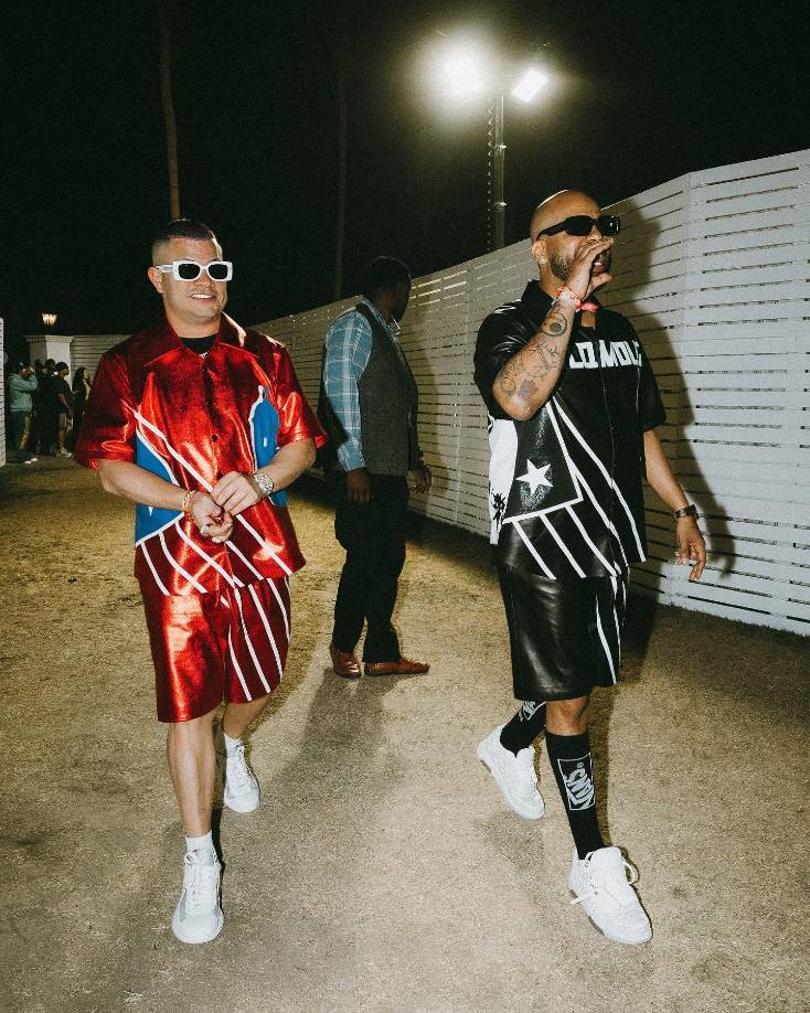 Luego de que actuaran otros colegas como Young Miko, Zion, De La Ghetto y Arcángel, apareció Bad Bunny para interpretar ‘Safaera’ junto a Jowell y Randy en la presentación que se llevó a cabo ante un atestado Coliseo de Puerto Rico, en San Juan.