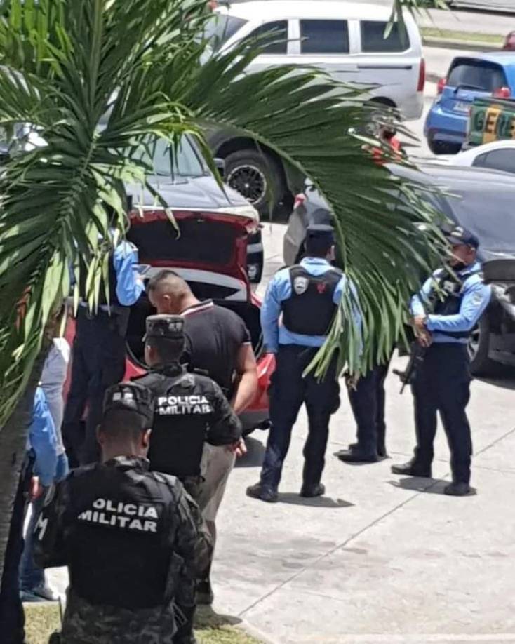La Policía Nacional aseguró que la detención ocurrió luego de una persecución que inició en la 105 Brigada de Infantería, pero el arrestado desmintió diciendo que “nosotros estábamos estacionados aquí”. 