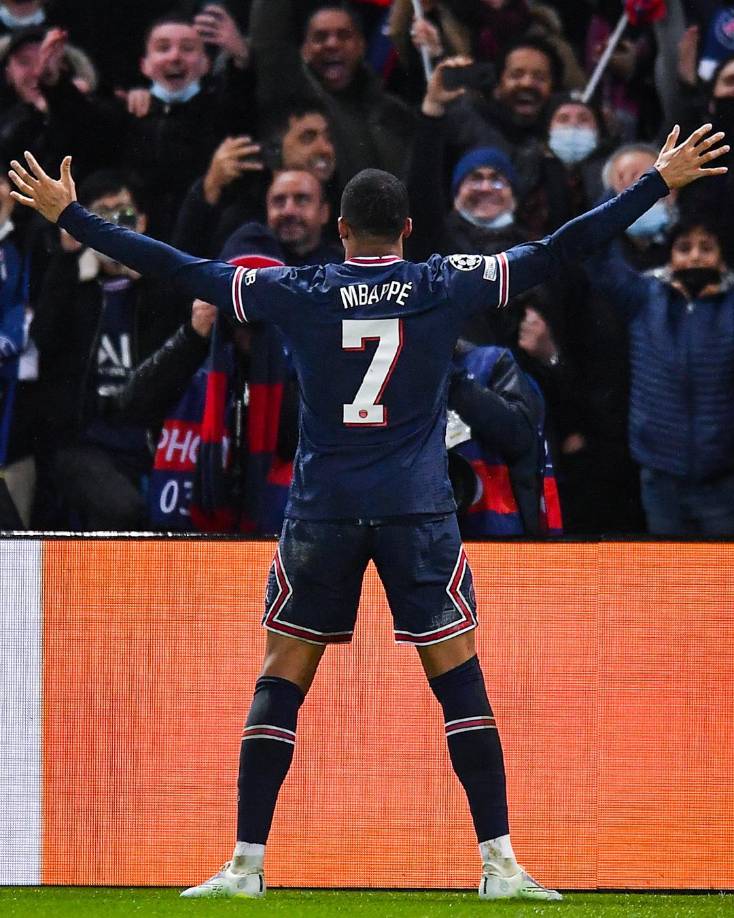 Kylian Mbappé celebrando el gol que le dio la victoria al PSG ante Real Madrid.