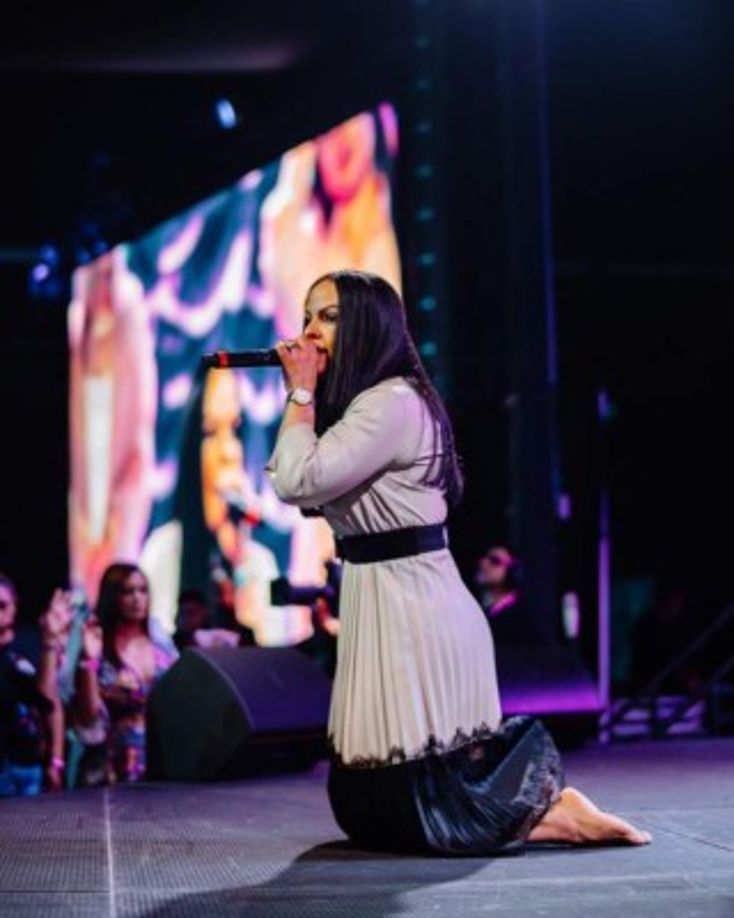 La pastora de 35 años de edad es conocida por su alto impacto en las redes sociales con más de un millón 600 mil seguidores en Instagram, y varios libros cristianos publicados altamente vendidos.