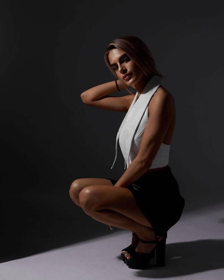 La joven presume de belleza en sus redes sociales, donde deleita a sus fans con fotografías de sus viajes, hoteles de lujo, restaurantes de alta comida...