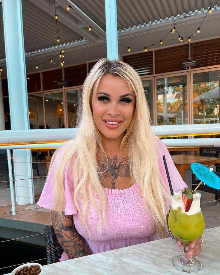 Algunos de ellos, la espían desde sus casas cuando anda en traje de baño. 