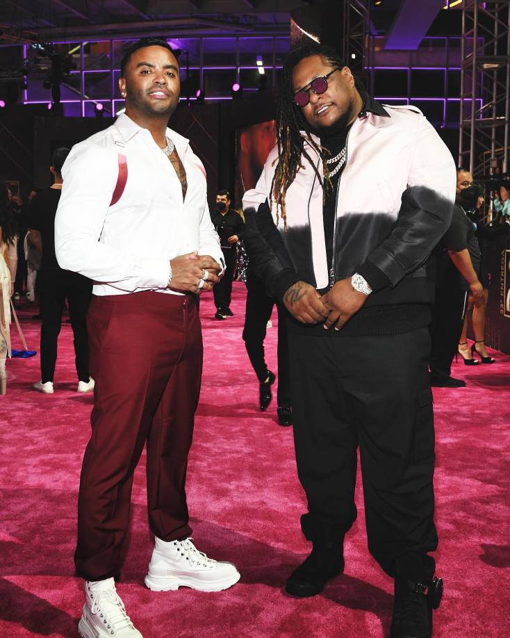 El dúo es el responsable de marcar una gran historia en el reguetón, con inmortales éxitos como “Hay algo en tí”, “Me pones en tensión”, “Agárrale el pantalón”, “La player” y “Pierdo la cabeza”, entre muchos más. 