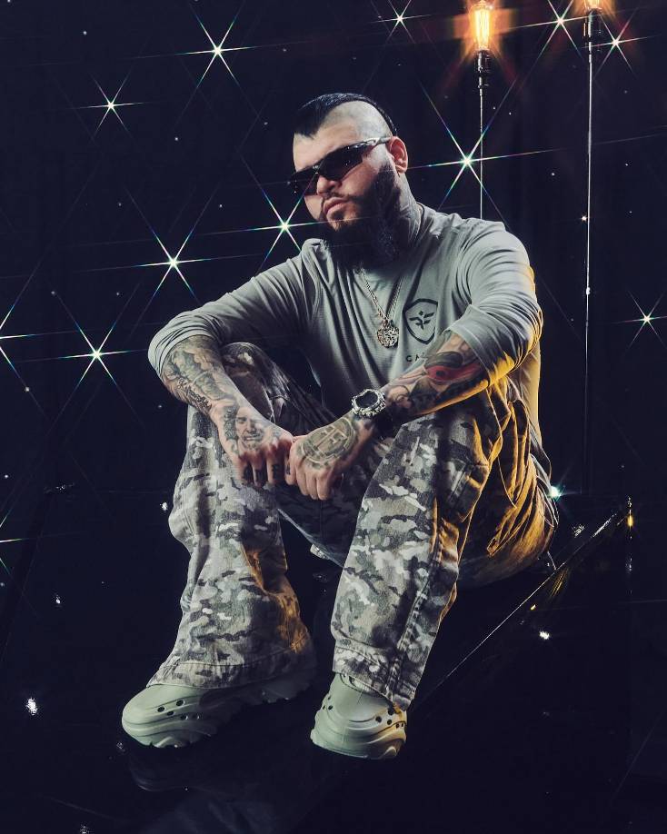Según informó Univisión, el artista urbano Farruko interpretará, por primera vez en TV, su éxito ‘Confía’. Por su lado, Peso Pluma interpretará su más reciente lanzamiento ‘Peso Completo’, con Arcángel, y Feid también actuará al presentar su colaboración, ‘Fecha’, junto a Yandel.