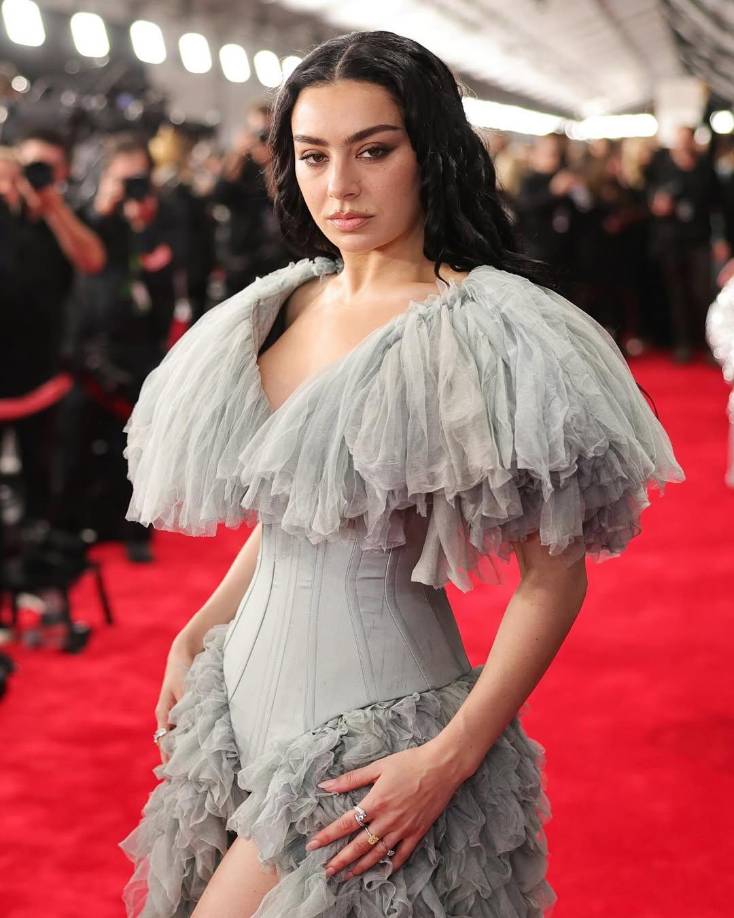 Profumo sostuvo sobre <b>Charli XCX:</b> “Me gustó la apuesta al diseño muy bien logrado para ella con un corselete profundo que acompaña en grandes magas que a su vez forman un interesante escote, al igual que el complemento de la mega falda acorde a las mangas. Para criticar sería que <b>si usamos botas altas, podrían haber sido metalizadas en plata o peltre, para no cortar tanto la imagen de glamour”.</b>