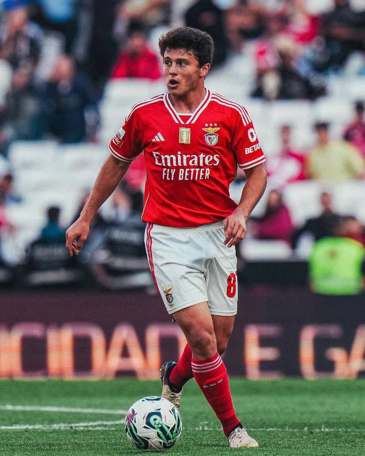 El presidente del Benfica, Rui Costa, confirma a A Bola que el PSG lanzó una oferta por Joao Neves y RMC Sport desveló que los parisinos pagarían unos 70 millones de euros.