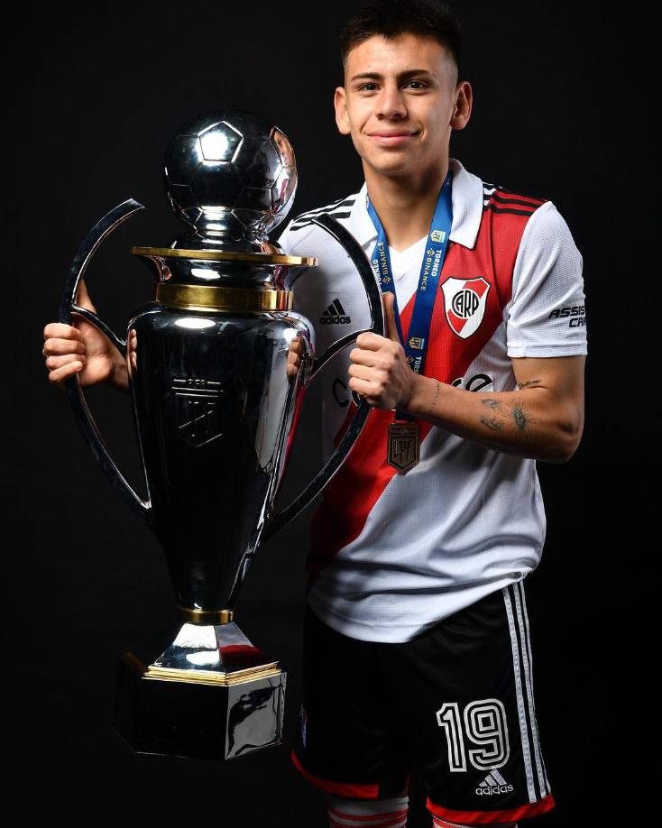 “Mi representante habló con el presidente, se hablaron muchas cosas. Se dijo que él no atendía las llamadas, pero estaban en contacto siempre. No voy a renovar, pero sí me voy a quedar 6 meses o un año más acá para disfrutar. Después se verá”, dijo en ‘ESPN’ sobre su futuro en River.