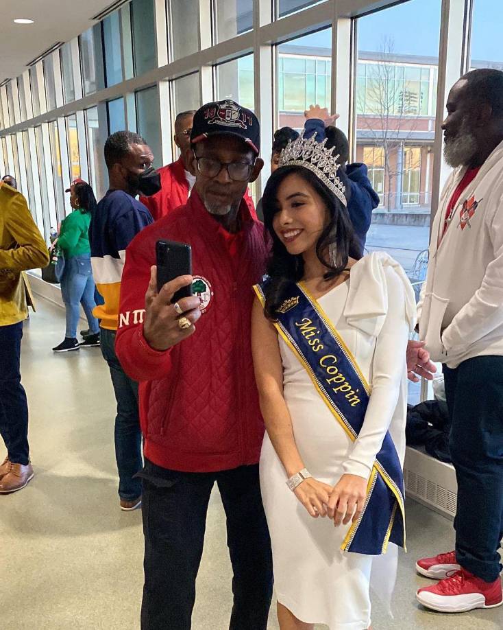 Evans, que es mexicano-estadounidense y negro, declaró que <b>Perez ha sido una de las reinas más influyentes que la escuela ha tenido</b>. Se ha destacado en el campus y en el sitio web de la escuela desde su época como Miss Sophomore y Miss Junior, dijo.