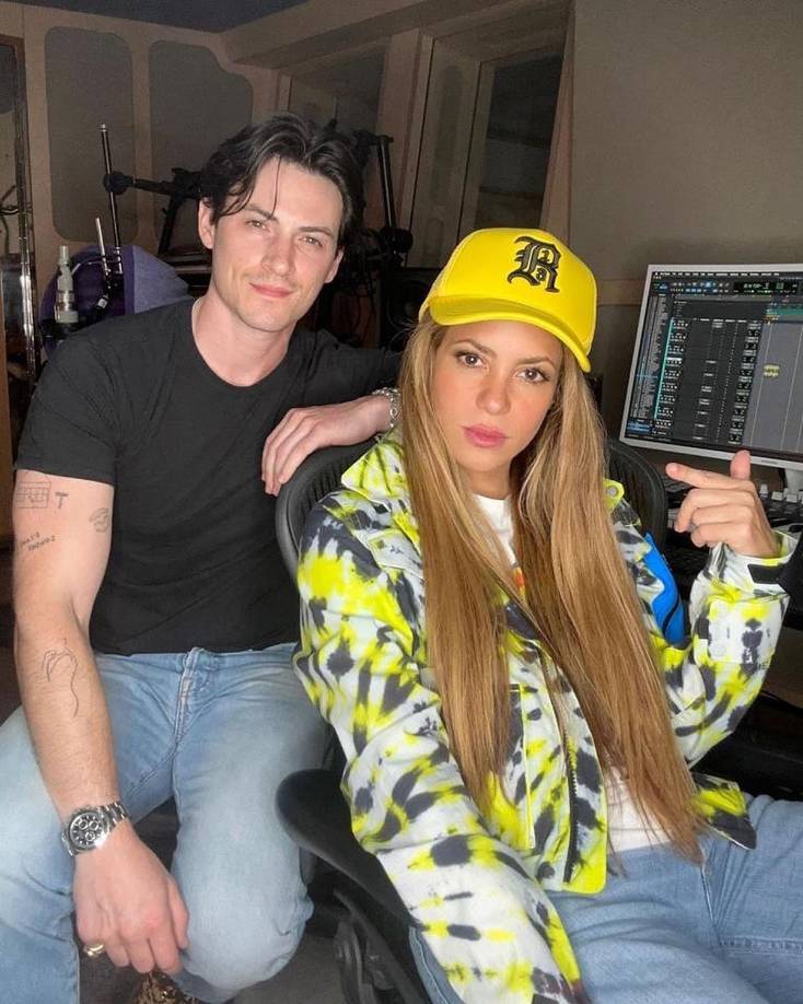 Shakira también viajó a Londres para reunirse con David Stewart, un exitoso hombre que es alabado por celebridades. “En Londres trabajando con @iamdavidsteart en lo que podría ser mi próximo single”, escribió la cantante.