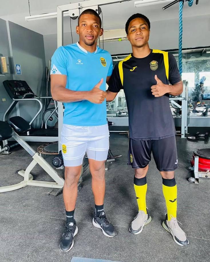 Axel Barrios publicó esta imagen en sus redes sociales junto al portero del Real España, Luis ‘Buba‘ López.