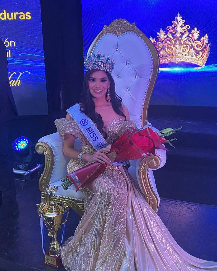 Cuando recibió la corona, lució un espectacular vestido dorado con escote en los hombros, el cabello suelto y con ondas, más un maquillaje profesional que resaltó sus lindas facciones. 