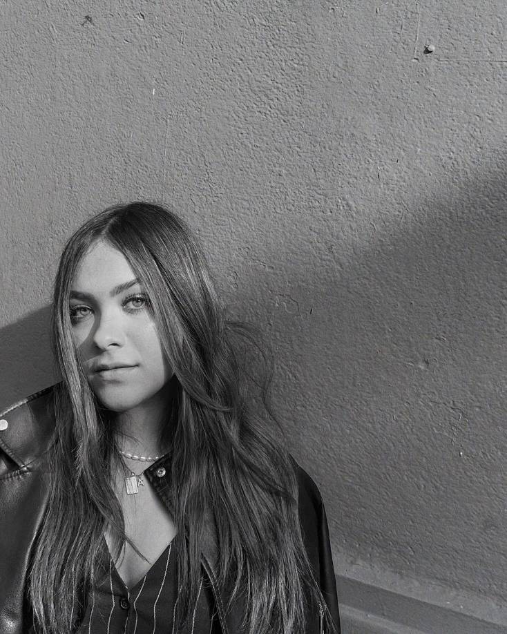 Angie Vázquez puso manos e inspiración a la obra y comenzó a escribir sus propias canciones con miras a iniciarse en solitario, aunque para el disco que saldrá próximamente también trabajó de la mano de otros compositores.