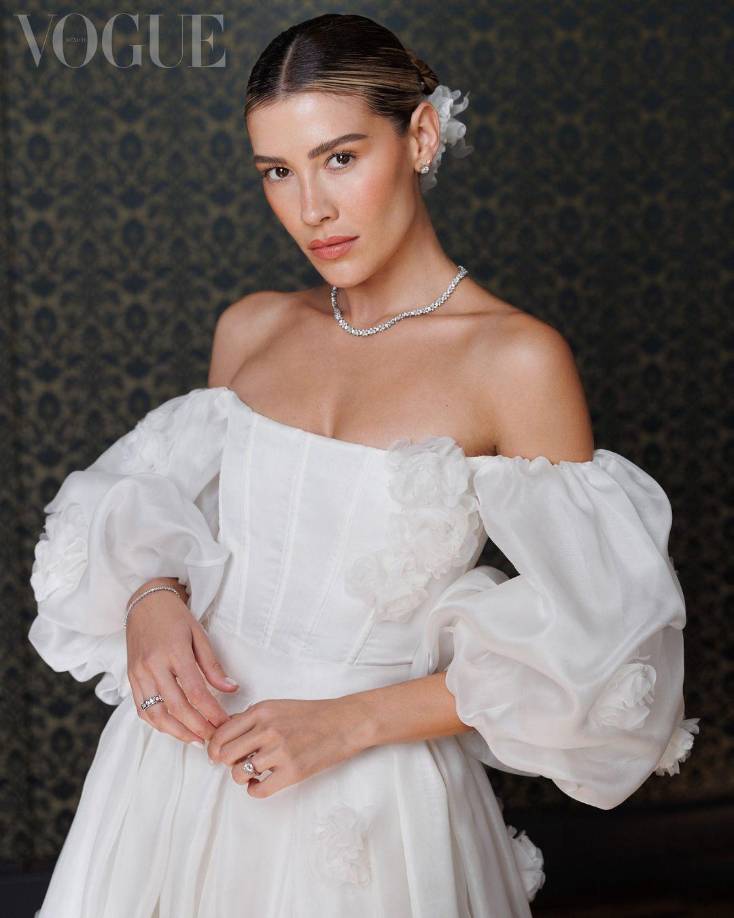 La joven eligió un fin de semana mágico junto a su familia y amigos más cercanos. Además de su look nupcial también eligió este diseño más relajado, pero sin perder la elegancia que le caracteriza.