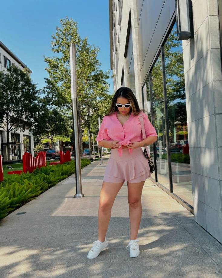 Elsa Oseguera es muy popular en sus redes sociales, cuenta con 1,3 millones de seguidores en Instagram, mientras en Facebook tiene 2,8 millones. 