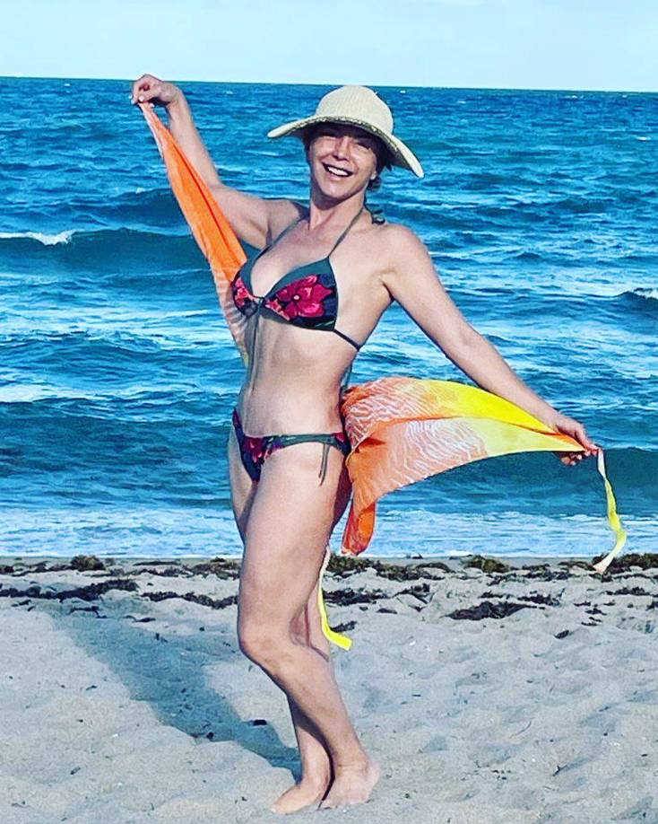 Laura Flores también es muy activa en redes sociales, donde suele compartir sus rutinas de ejercicios.