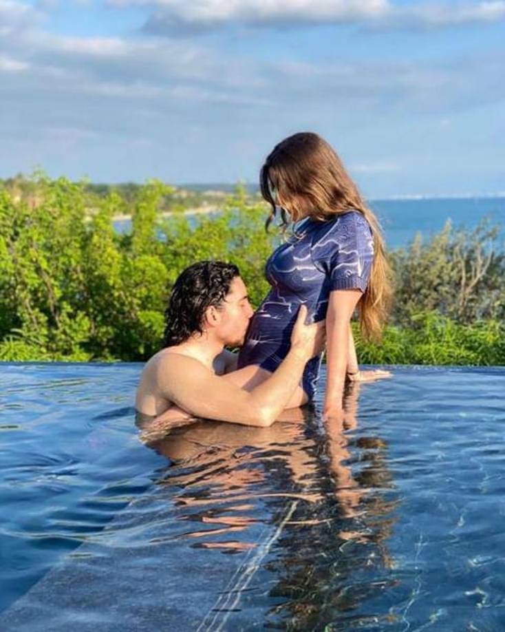  Alexia Hernández. Luego del deceso de Vicente Fernández, la familia se prepara para el recibimiento de la nieta de Alejandro Fernández “El Potrillo”, Mía Fernández Hernández. “No sabes las ganas que tengo de ya poder tenerte en mis brazos! ¡Gracias @alexiah.mma por darme el mejor regalo! ¡Las amo!”, compartió Alex Fernández en Instagram, junto a una foto del baby shower.