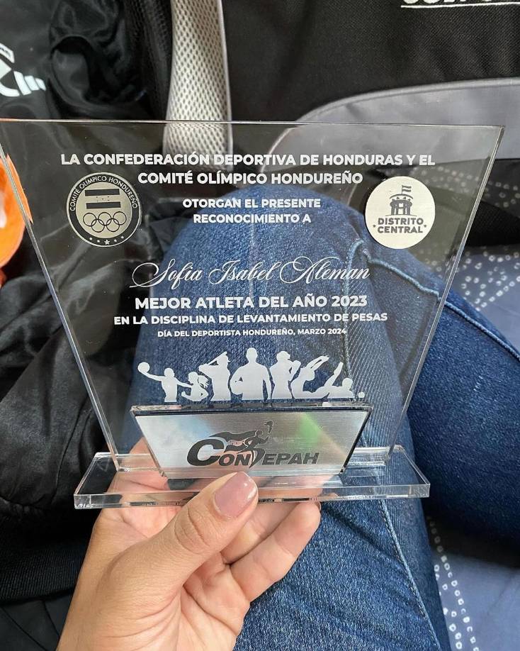 En 2023 fue nombrada la mejor atleta del año en la disciplina del levantamiento de pesas por parte del Comité Olímpico Hondureño.