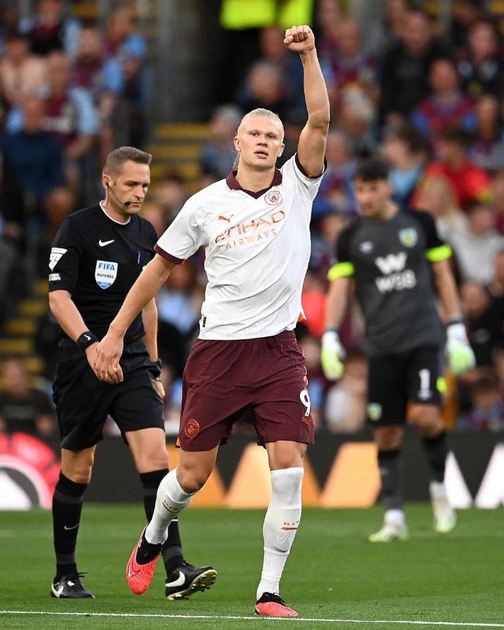 Con 23 años, Haaland cerró su primera campaña en el equipo que dirige el español Pep Guardiola con 12 goles en la “Champions”, cuatro más que su inmediato perseguidor, el egipcio Mohamed Salah (Liverpool) y la cifra récord de 36 en la Premier League.