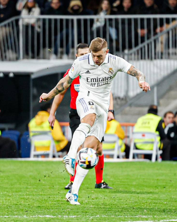El alemán Toni Kroos marcó un golazo con este disparo sin dejar caer el balón.