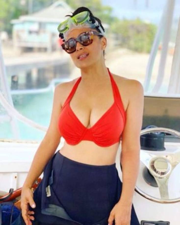 La modelo Cindy Crawford colocó emojis de flama para señalar lo sexy que se ve Salma. Galilea Montijo y Thalía son otra de las famosas que no se resistieron y también contestaron con emojis para Hayek.