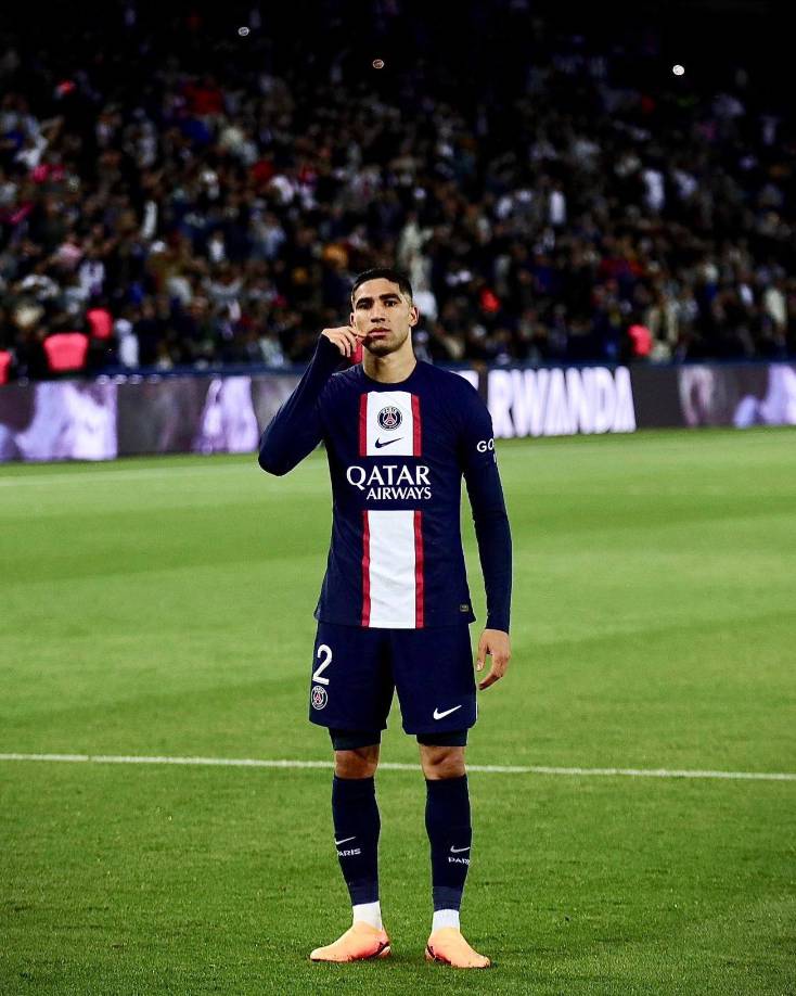 Según informa Mundo Deportivo, Achraf Hakimi sería uno de los futbolista que no quiere continuar en el PSG en la próxima campaña, ya que no está a gusto, sin embargo el contrato del marroquí culmina en 2026 y el valor de su ficha es superior a los 10 millones de euros.