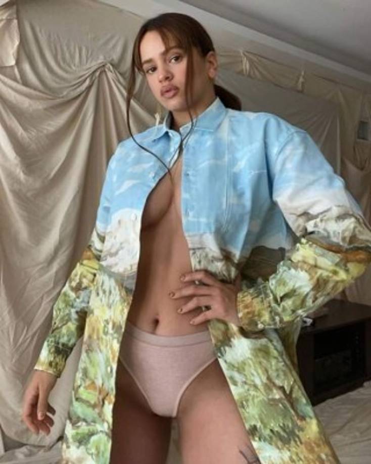La intérprete de 'Con altura' lució una chaqueta del diseñador Simon Porte Jacquemus con la que consiguió romper el internet, recibiendo halagos no solo del sexo opuesto. Bella Hadid o Natalia Barulich también se sumaron a los piropos, 'Eres arte', le escribió la ex de Maluma.